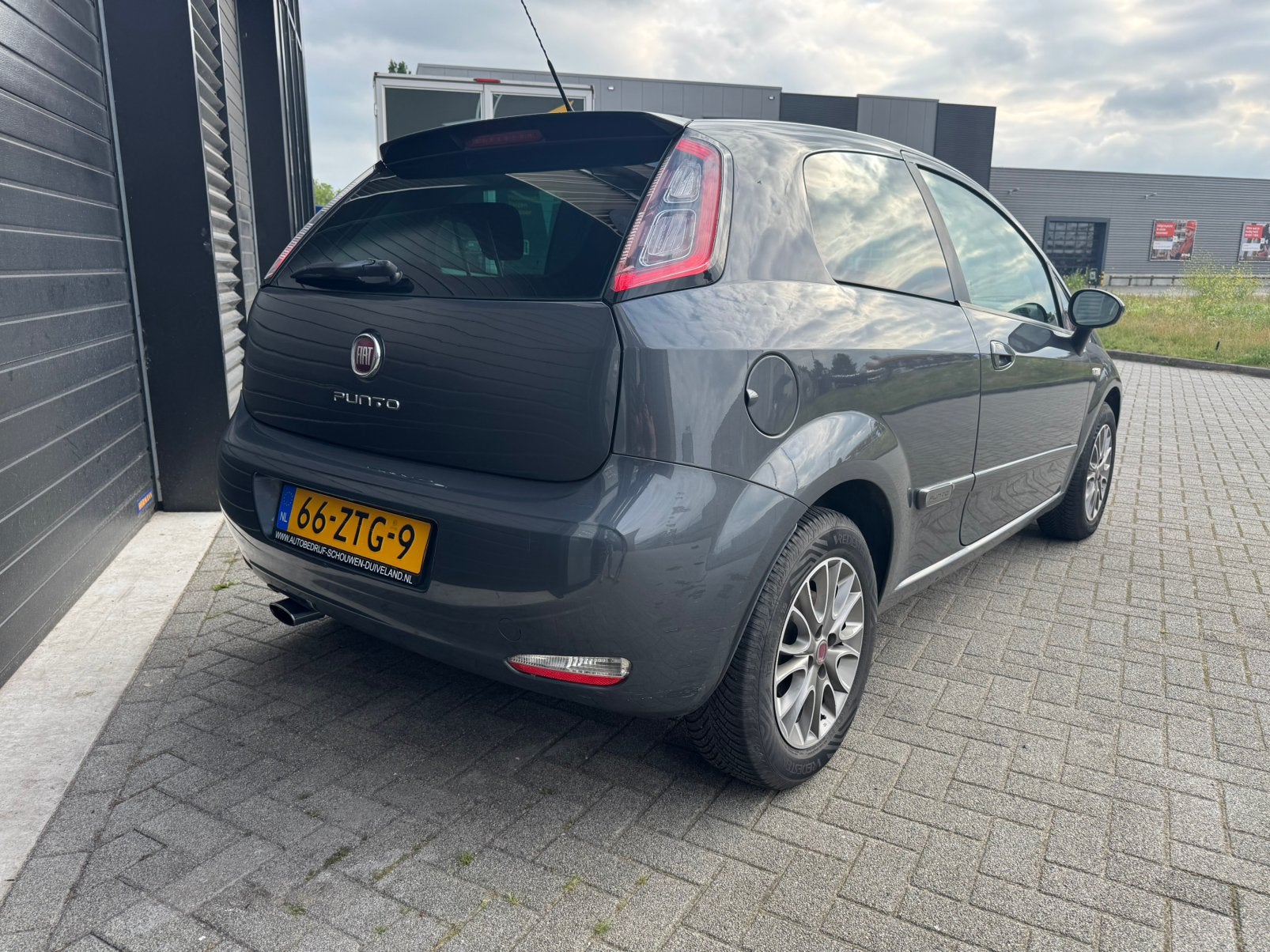 Fiat Punto 0.9 Twinair 85 3-D 2013 Grijs, Voorwielaandrijving, 40 €/maand, Zwart, Origineel Nederlands