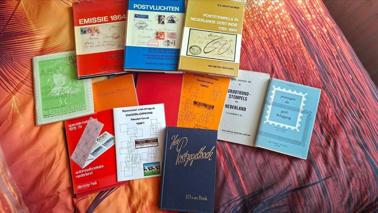 Diverse oude boeken over postzegels en filatelie, Ophalen of Verzenden, Gelezen, Sport en Vrije tijd