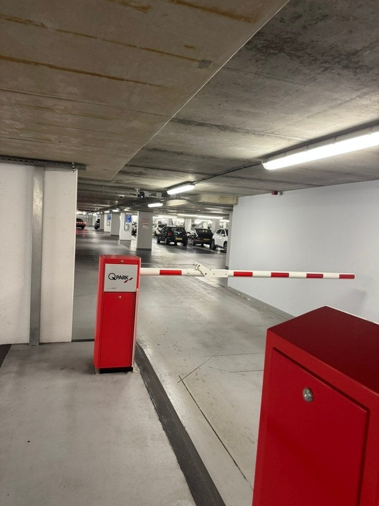 Parkeerplaats te huur in garage Q-Park Oostpoort Amsterdam, Huizen en Kamers, Amsterdam