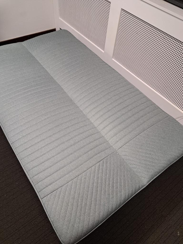 Comfortabele slaapbank blauwe stof gratis af te halen, Overige kleuren, Tweepersoons, Zo goed als nieuw, 140 cm