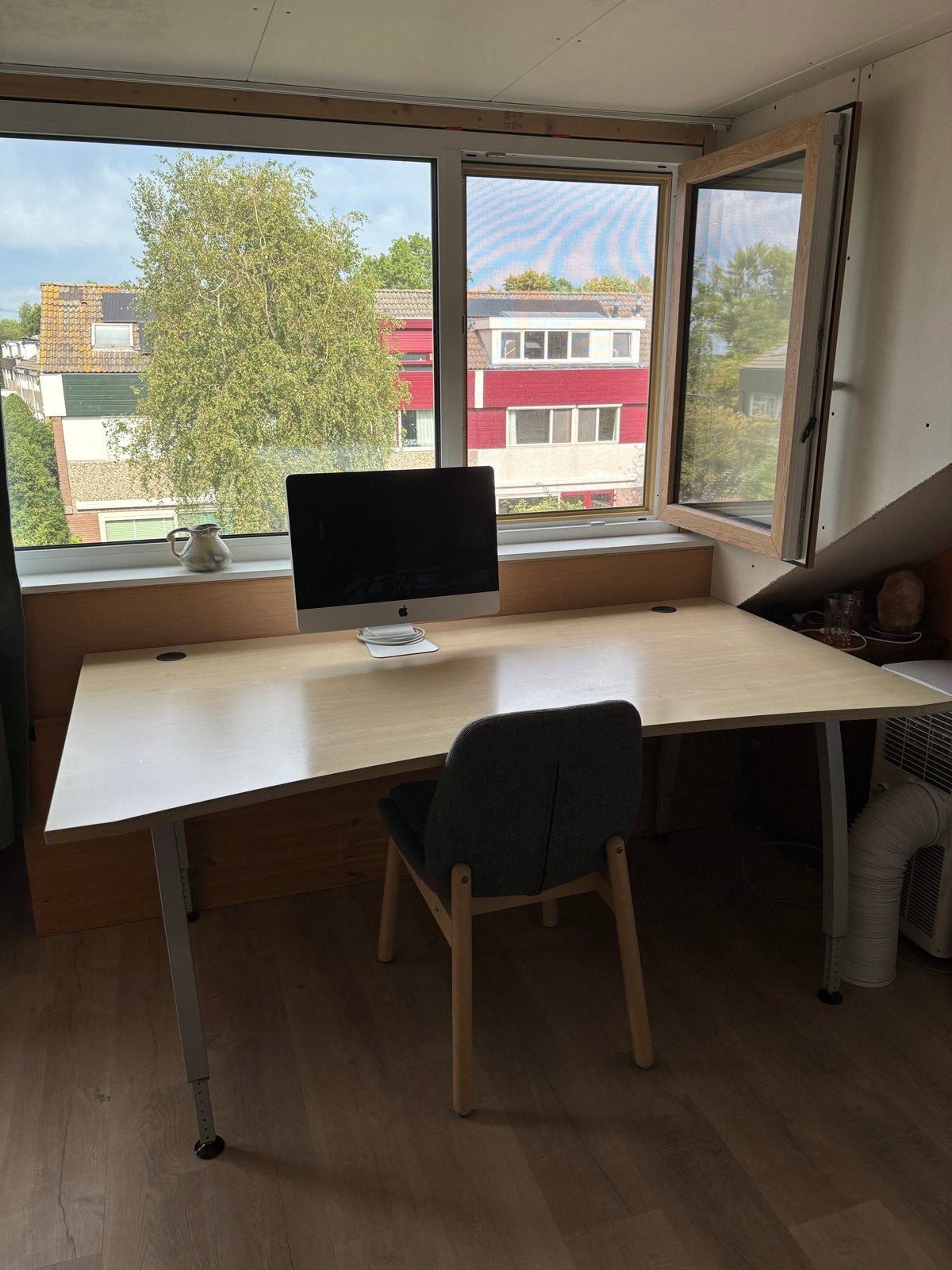 Modern bureau met verstelbare poten en kabelgoot, Ophalen, Gebruikt, Hout, In hoogte verstelbaar