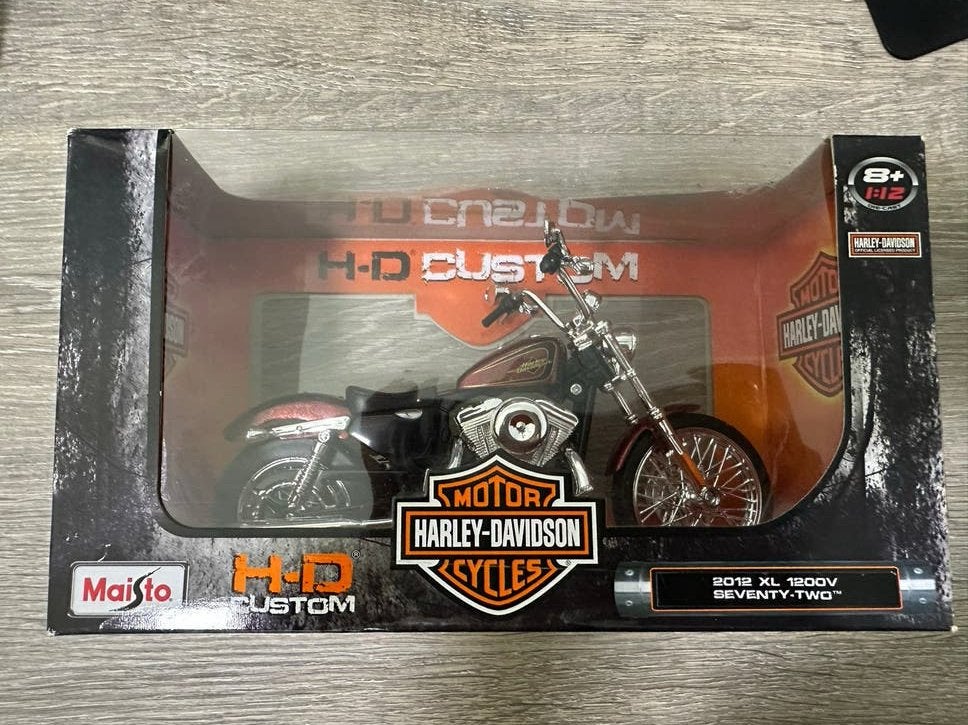 Harley Davidson Custom 2012 XL 1200V Seventy-two schaal 1:12, Overige merken, Nieuw, Ophalen of Verzenden, Groter dan 1:32