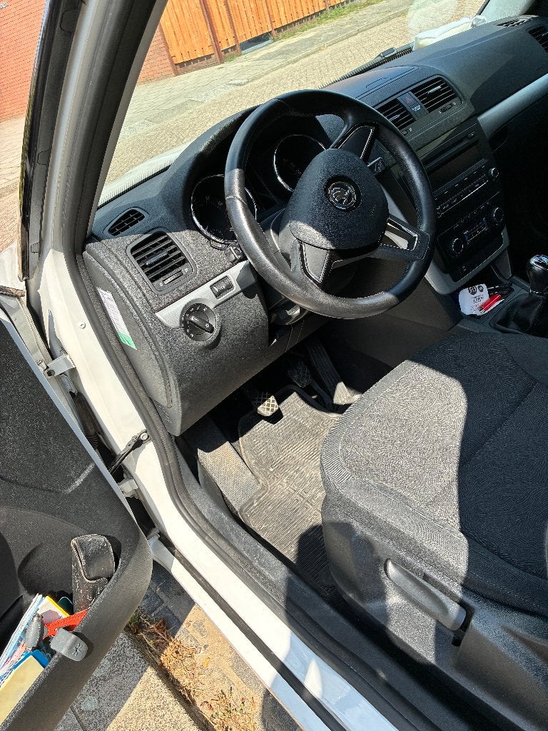 Skoda Yeti 1.2TSI 77KW H6 2014 Wit, Auto's, Voorwielaandrijving, Stof, Zwart, 4 cilinders