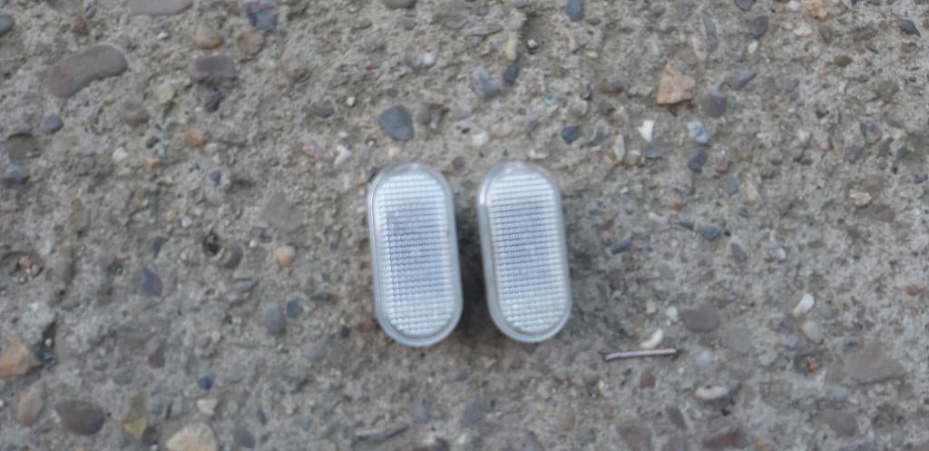 Set witte knippers in de voorschermen Nissan Micra 2004, Ophalen of Verzenden