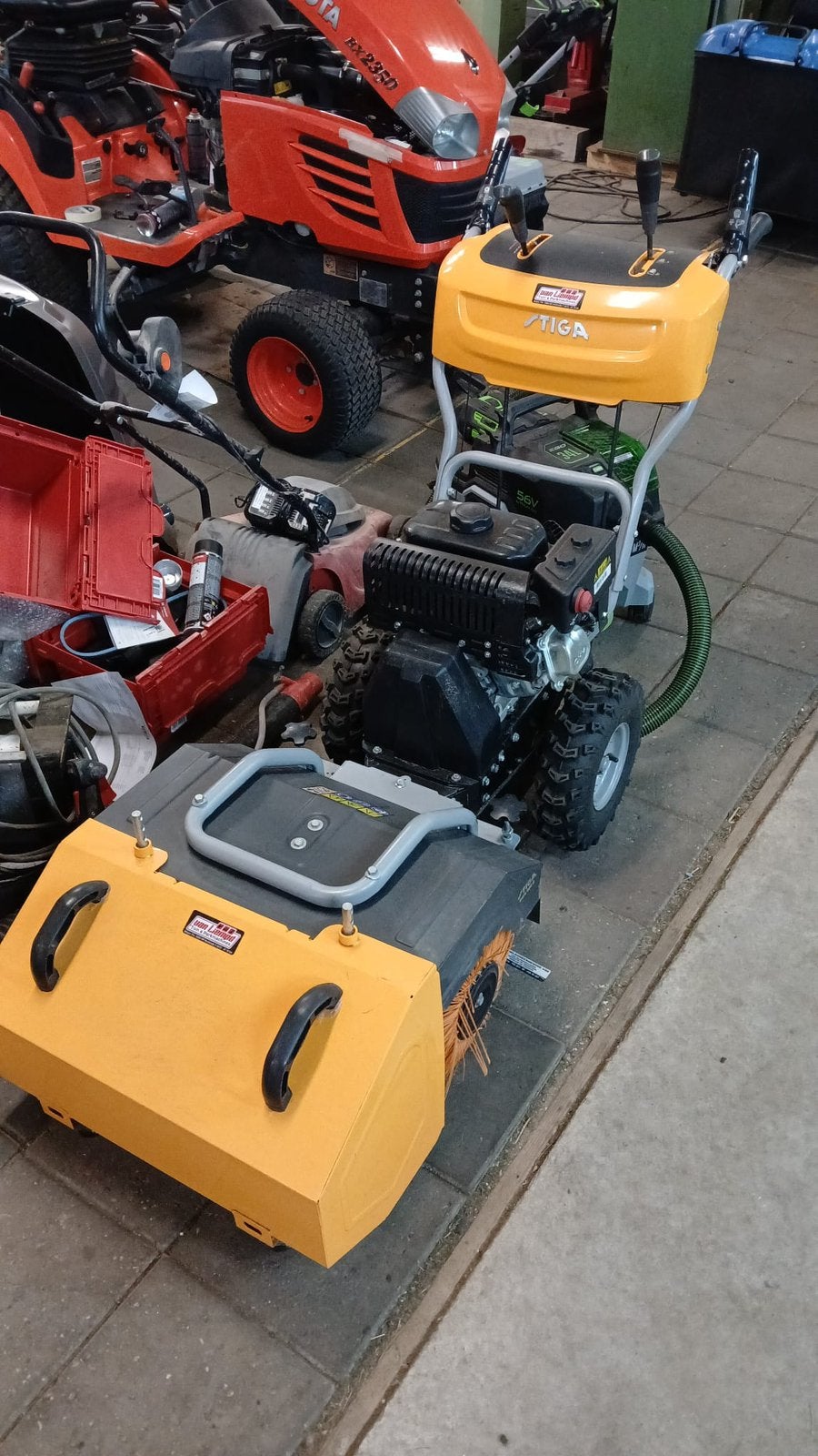 Stiga 60 cm veegmachine met opvangbak, Ophalen of Verzenden, Zo goed als nieuw