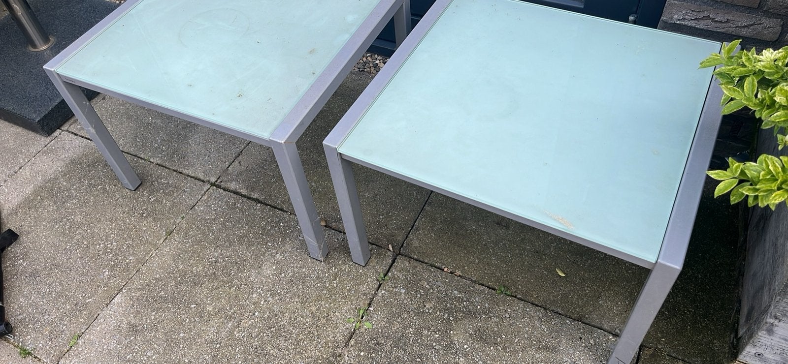 2 rvs salon/bijzettafeltjes met melkglas, Huis en Inrichting, Tafels | Bijzettafels, Minder dan 55 cm, Gebruikt, Metaal of Aluminium