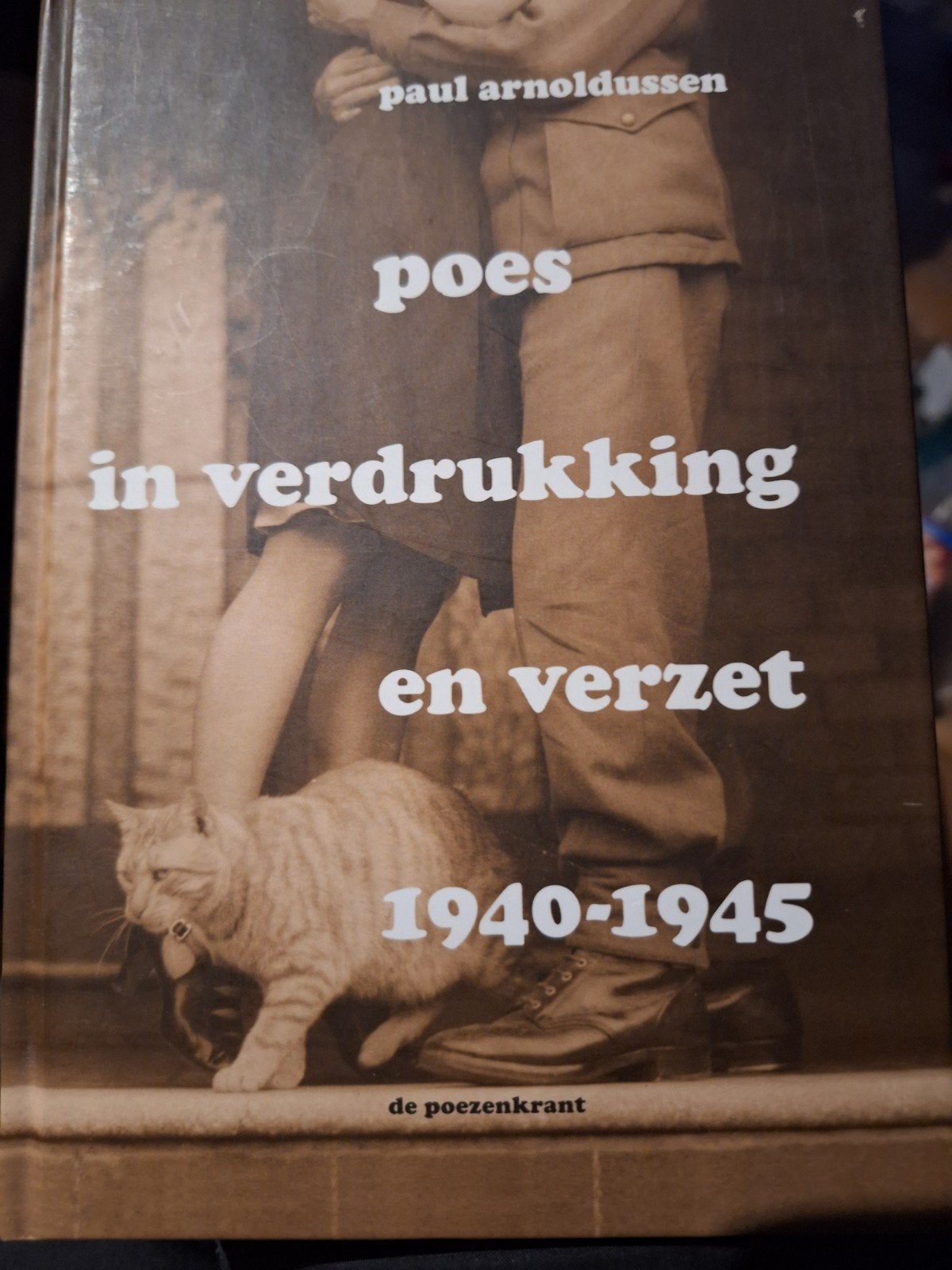 Poes in Verdrukking en Verzet 1940-1945 - Paul Arnoldussen, Boeken, Ophalen of Verzenden, Zo goed als nieuw