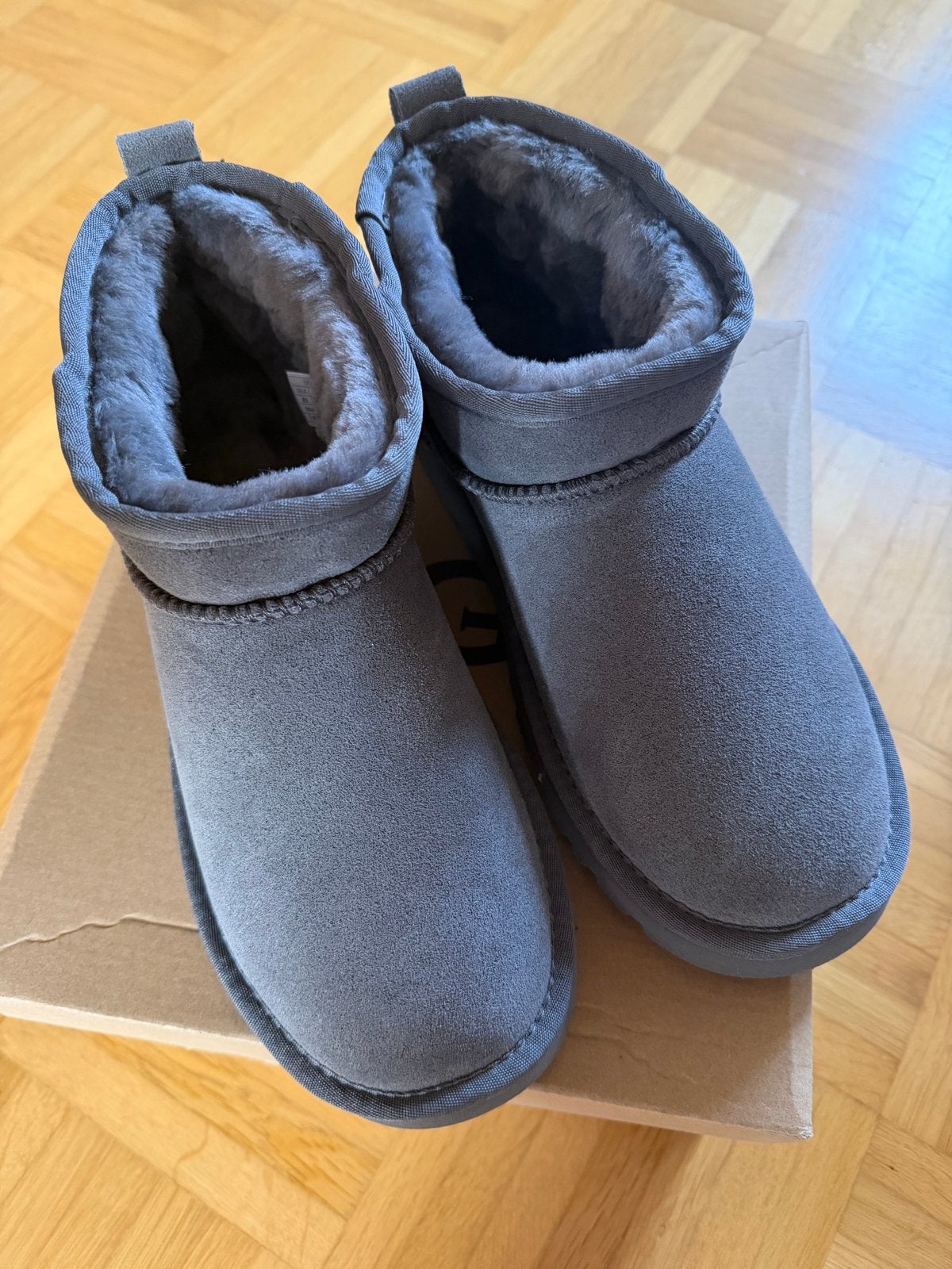 Uggs Mini Grijs maat 39, Lage of Enkellaarzen, Nieuw, Ophalen of Verzenden, Grijs