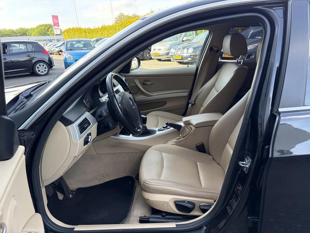 BMW 3 Serie BJR 2011 325i 218 PK Business Line € 7.699,00, Gebruikt, Parkeersensor, Bedrijf, Handgeschakeld