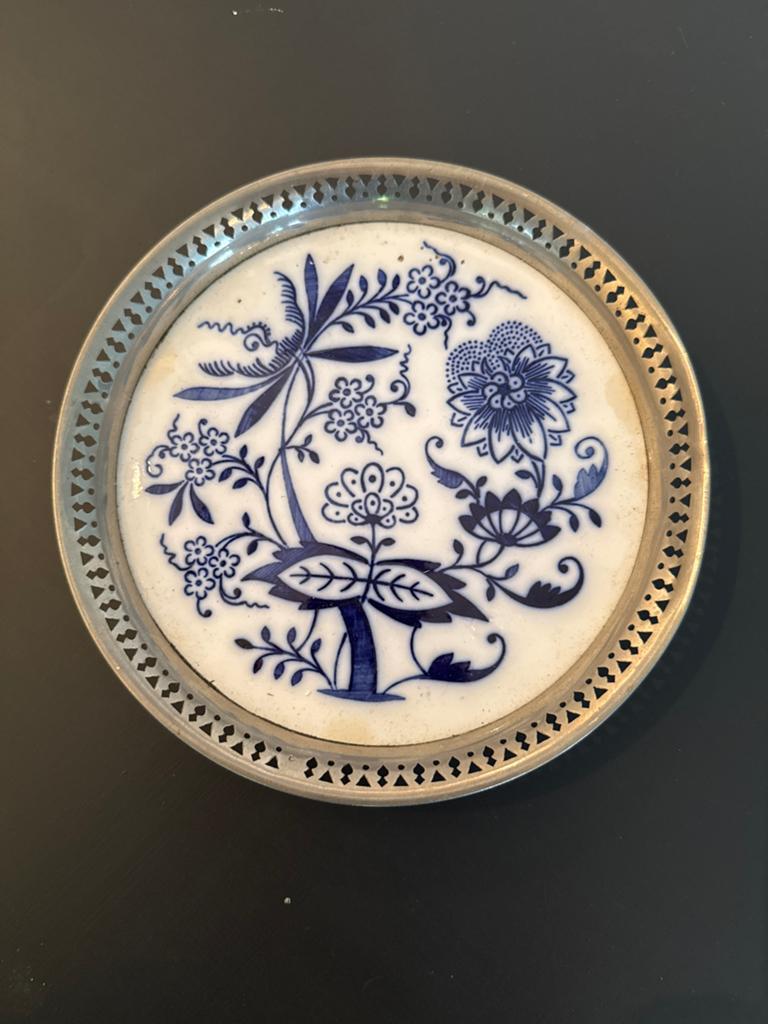 Dit is een vintage dienblaadje met een porseleinen inzet, Antiek en Kunst, Antiek | Porselein, Ophalen of Verzenden