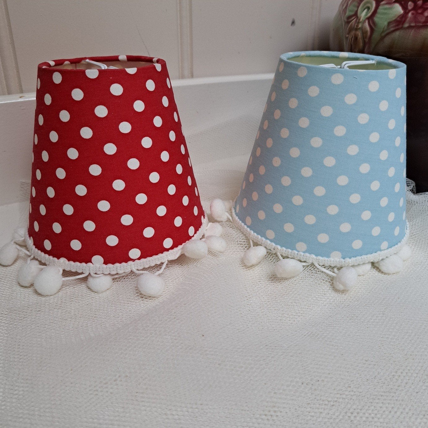 NIEUW 2 Stoffen lampenkapjes Rood /  Lichtblauw met  stippen, Ophalen of Verzenden, Rood
