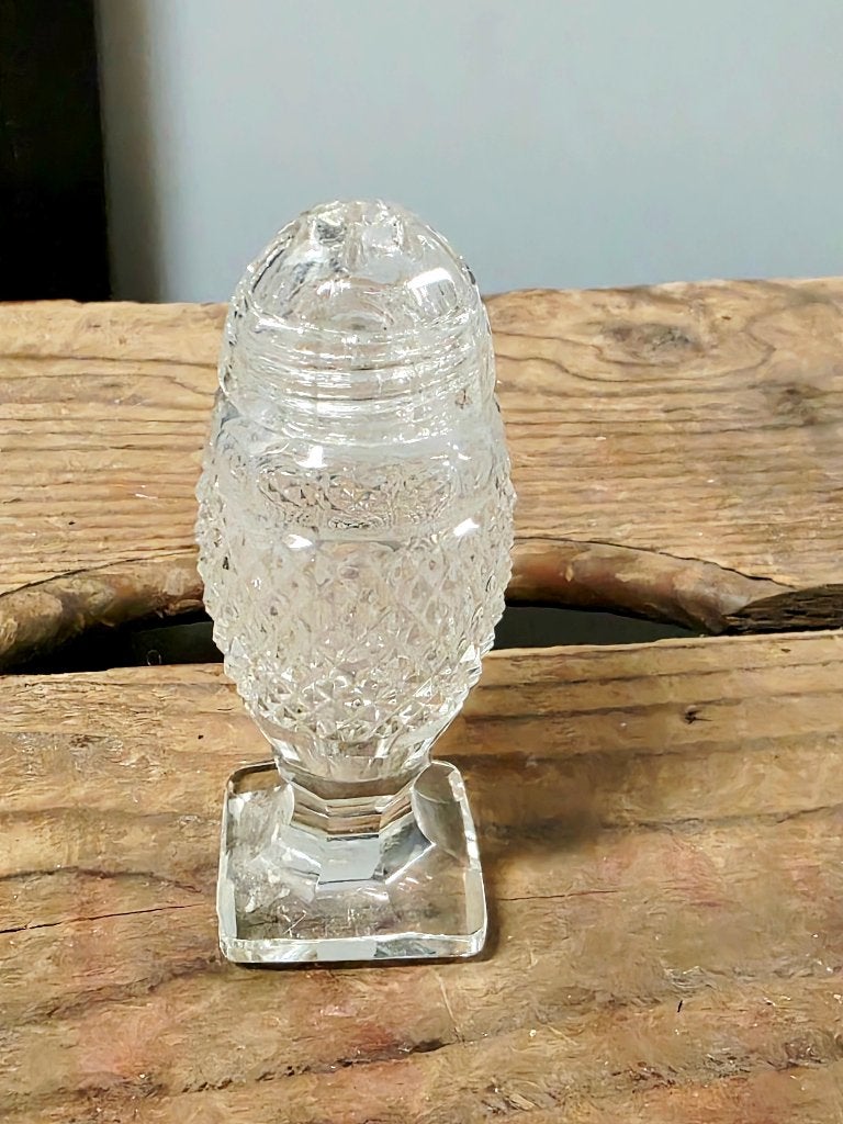 Vintage Glass Salt Shaker / Bohemian Cut Glass Shaker Top, Ophalen of Verzenden, Huis en Inrichting