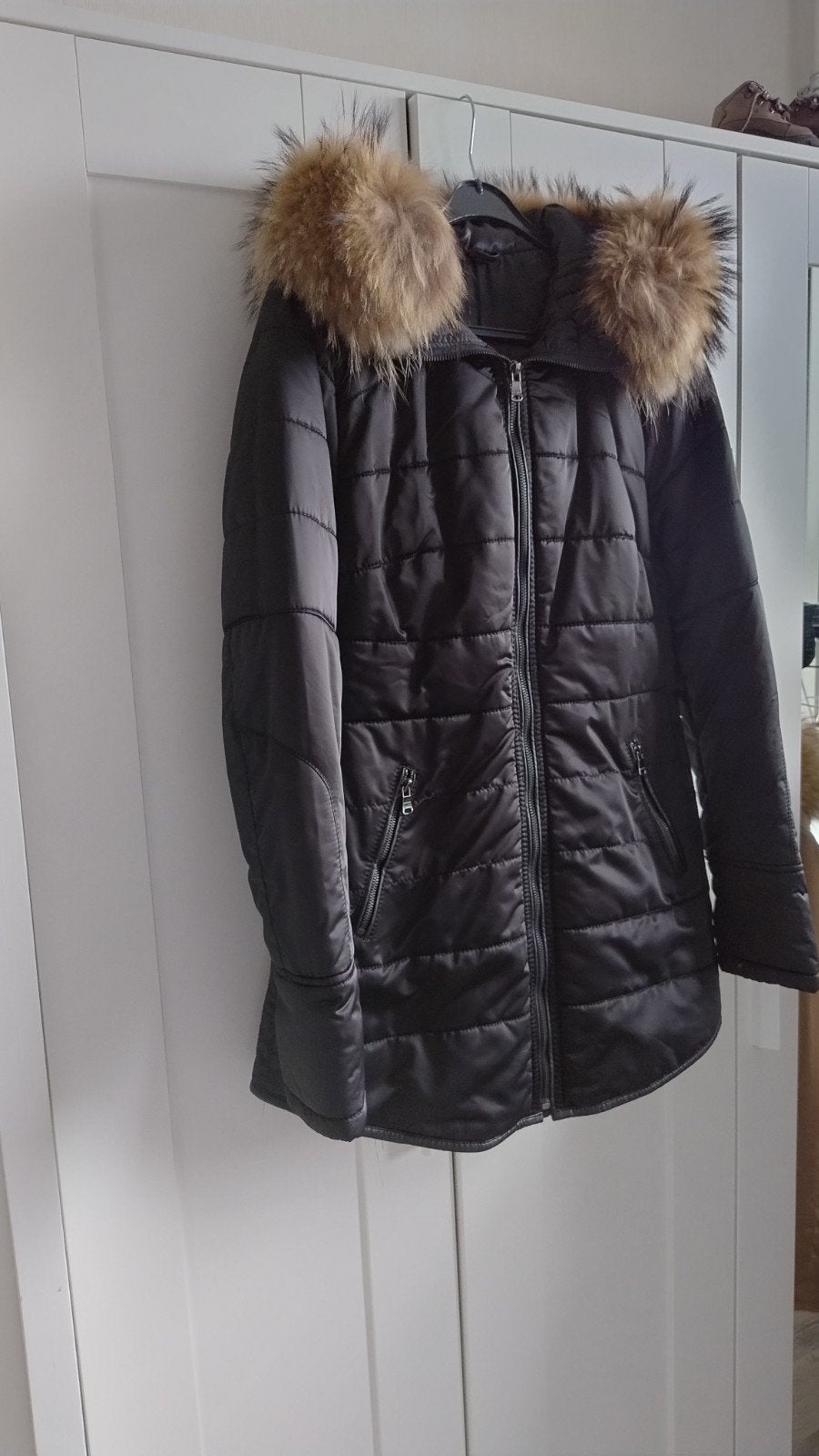 Mooie zwarte winterjas met bont maat 38 ZGAN, Kleding | Dames, Ophalen of Verzenden, Zo goed als nieuw, Maat 38/40 (M), Zwart