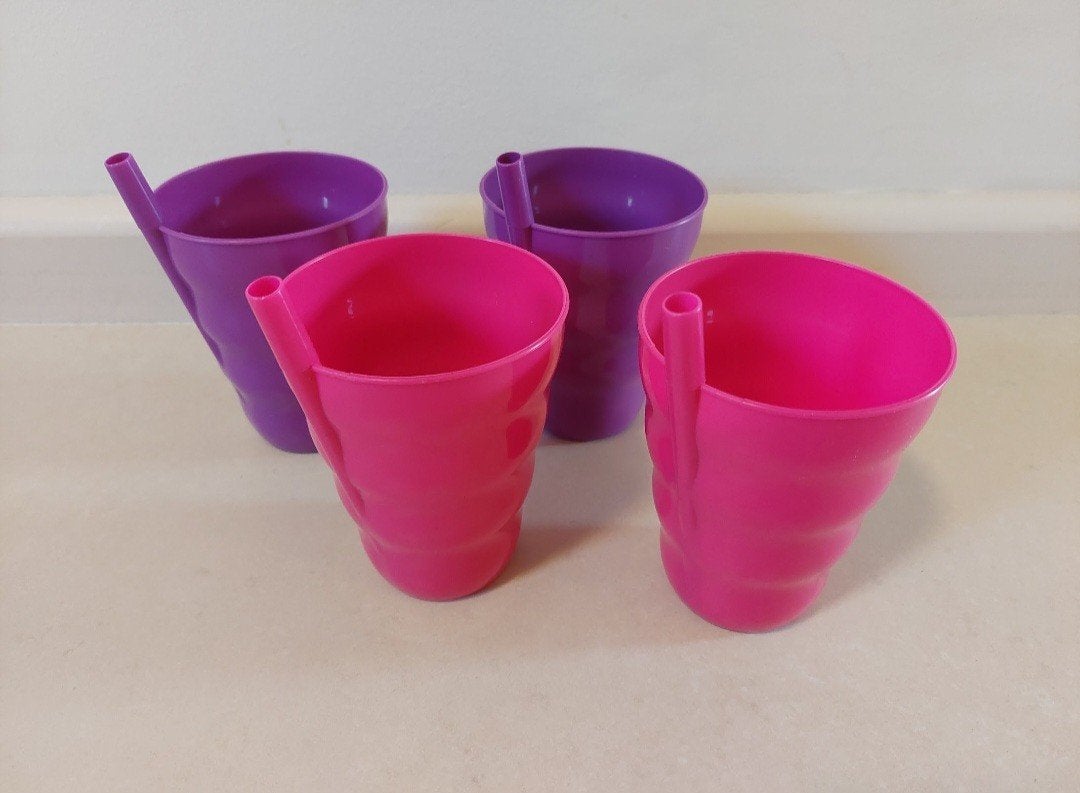 Set plastic drinkbekers met vastzittend rietje, Overige typen, Kunststof, Ophalen of Verzenden, Zo goed als nieuw