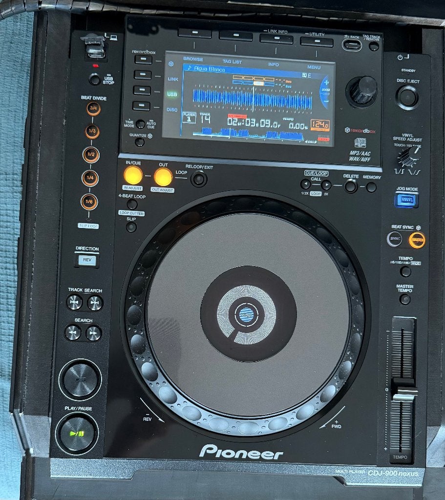 Foto 3 van Pioneer DJ set: 2x CDJ-900 Nexus + DJM-900 Nexus + Zomo case