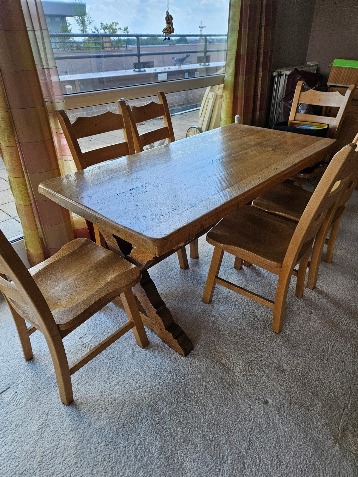 Massief houten eettafel met 6 stoelen en rode kussens, Huis en Inrichting, Tafels | Eettafels, Ophalen, Gebruikt, 100 tot 150 cm