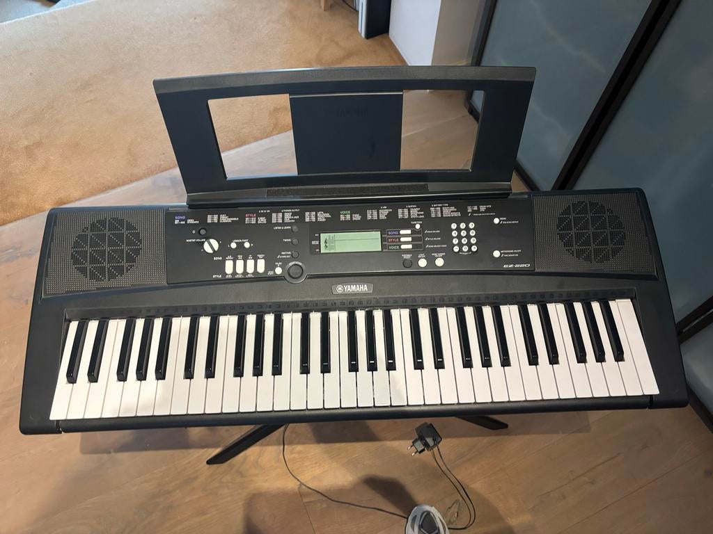 Yamaha EZ-220 Keyboard met Verlichte Toetsen en standaard!, Muziek en Instrumenten, Keyboards, Ophalen, Yamaha, Aanslaggevoelig