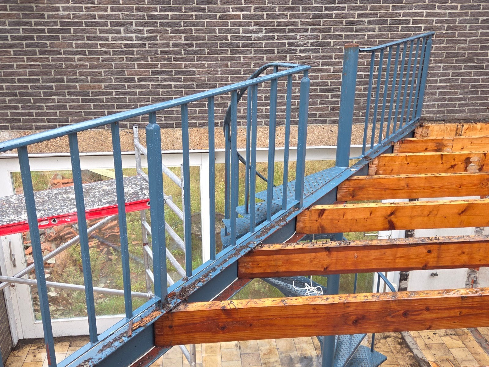 Stalen wenteltrap / draaitrap ( evt verdiepingsvloer ), Ophalen, Wenteltrap, Info@vstkantoormeubilair.nl, 2 tot 4 meter