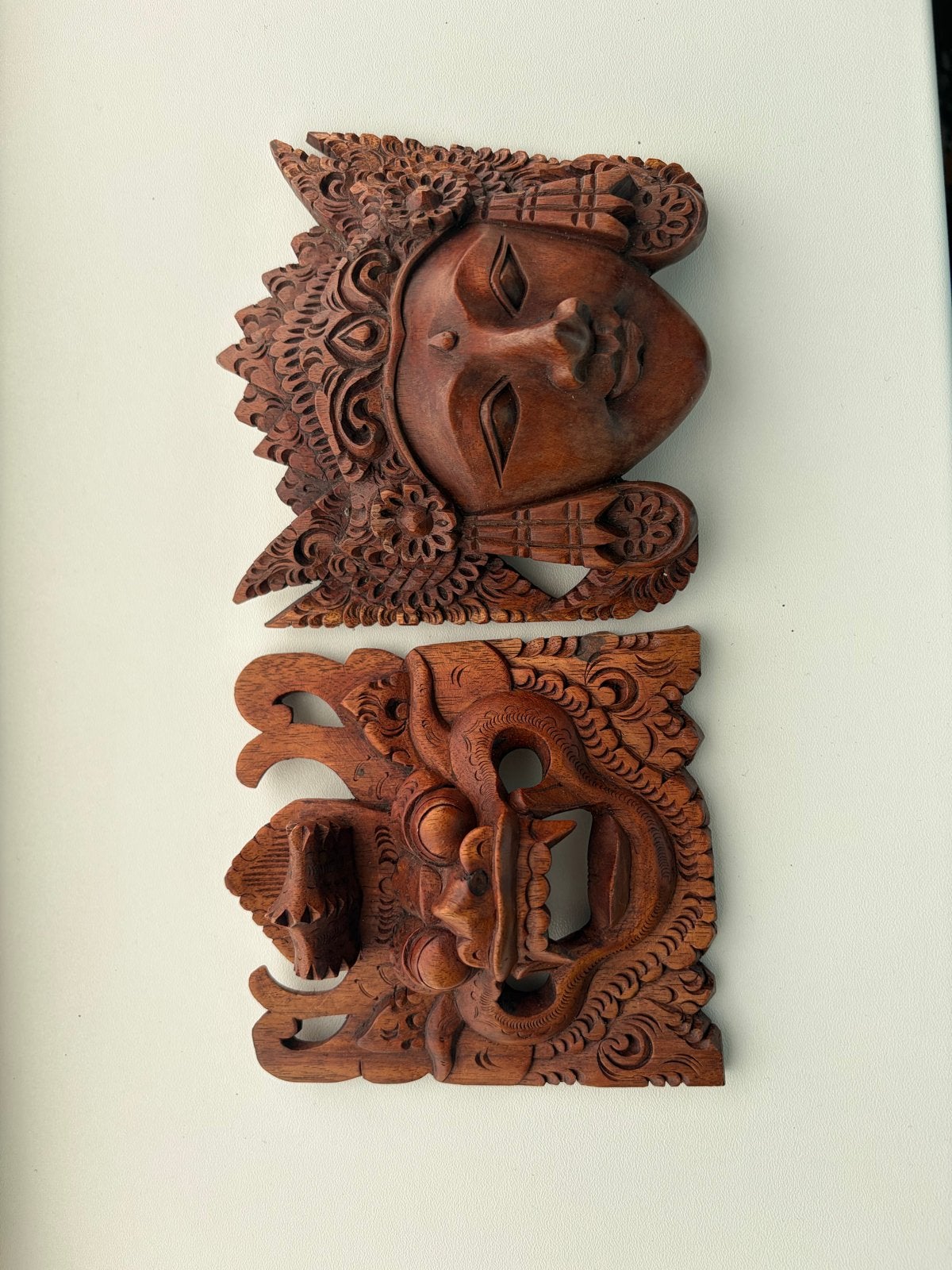 Set van 2 handgesneden houten Balinese wanddecoraties, Overige onderwerpen, Ophalen of Verzenden, Handgemaakt, Wanddecoratie