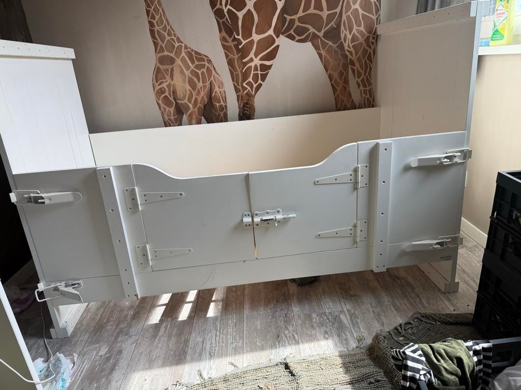 Stevig peuterbed en bijpassende kast, Ophalen, Gebruikt, 70 tot 85 cm, Lattenbodem