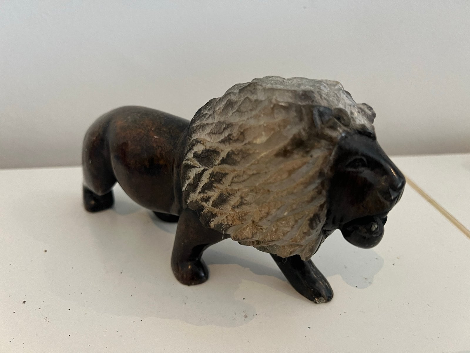 Twee Afrikaanse Beelden: Leeuw en Zittende Man, Antiek en Kunst, Minder dan 20 cm, Ophalen of Verzenden, Steen of Keramiek, Beeld