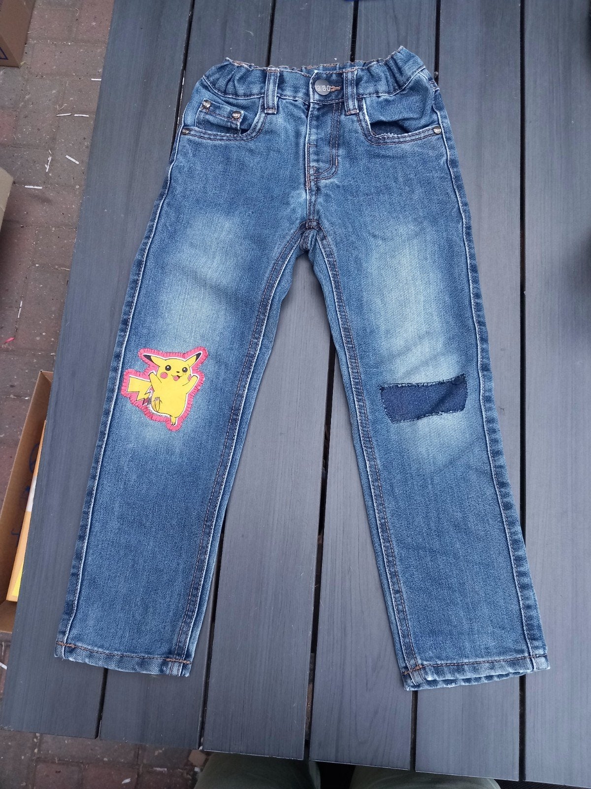 Stoere jongensjeans met Pikachu patch - maat 116, Broek, Ophalen of Verzenden, Zo goed als nieuw, Dopodopo