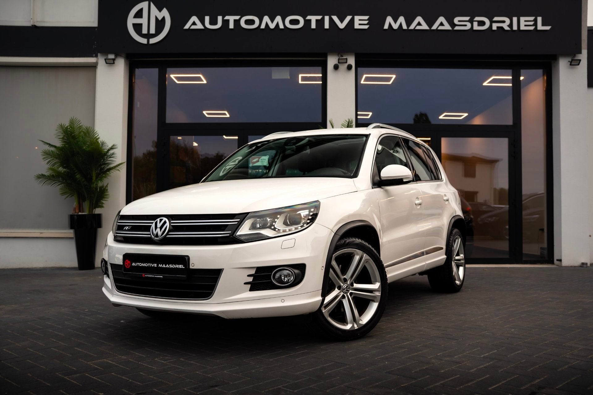 Volkswagen Tiguan 2.0 TSI Sport&Style 4Motion/R-Line/DSG/Xen, Dealer onderhouden, Gebruikt, Zwart, 4 cilinders