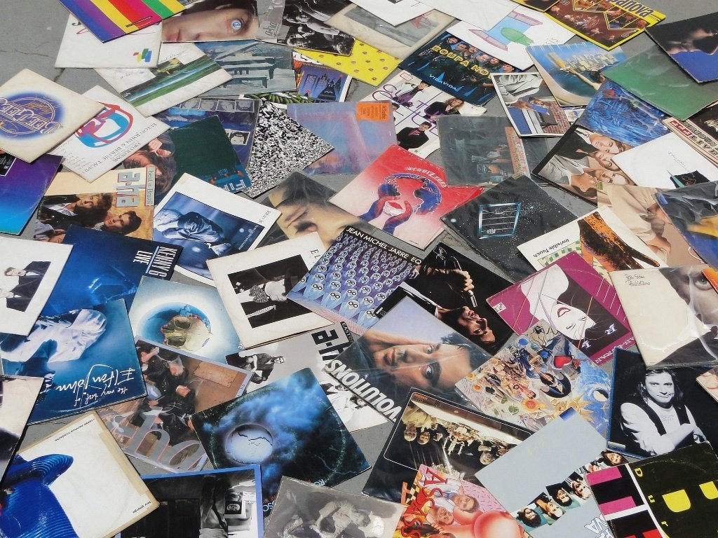 Partij van 200 vinyl singles, per stuk te koop, Fotohoes, Ophalen of Verzenden, Gebruikt, Pop