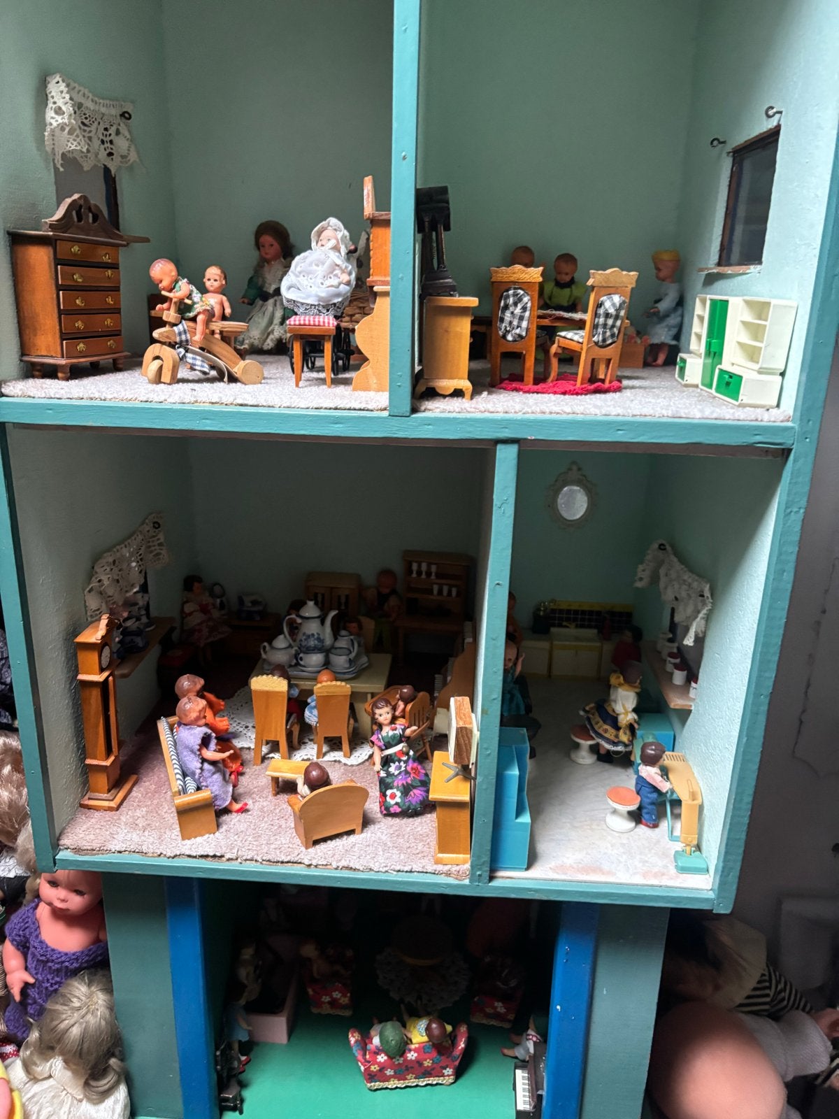 Uniek Vintage Poppenhuis met Meubels en Poppen, Ophalen, Gebruikt, Poppenhuis