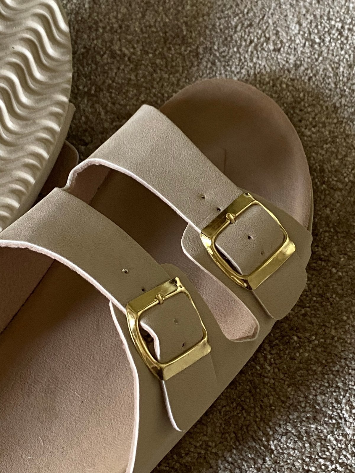 Nieuwe beige sandalen maat 40 met gouden gespen, Ophalen of Verzenden, Nieuw, Beige, Sandalen of Muiltjes