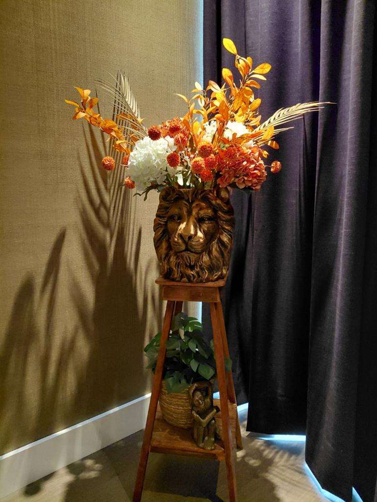 Leeuwenkop vaas met kunstbloemen, Ophalen, Zo goed als nieuw, Binnen