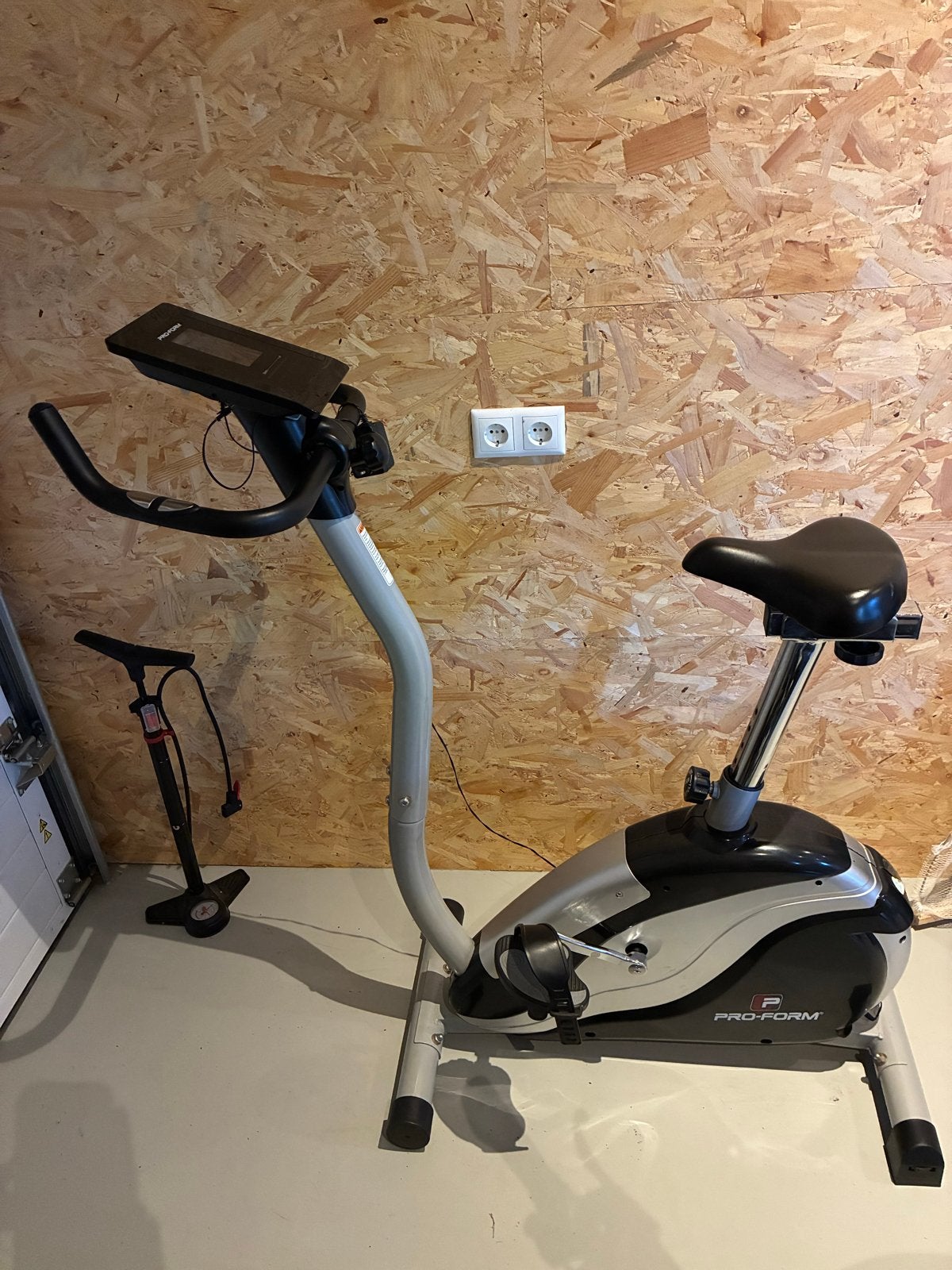 Pro-Form Hometrainer Digitaal display (nieuwprijs €399,-), Ophalen, Gebruikt, Metaal, Benen
