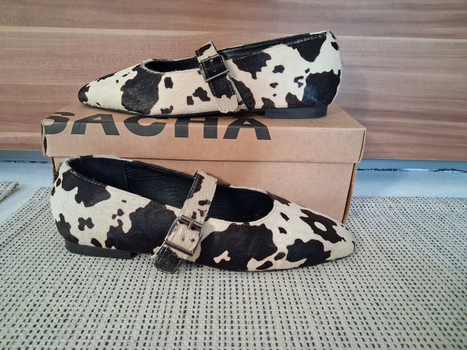 Sacha lederen koeien print / vacht ballerina's mt 40 zwart., Kleding | Dames, Schoenen, Ophalen of Verzenden, Zo goed als nieuw