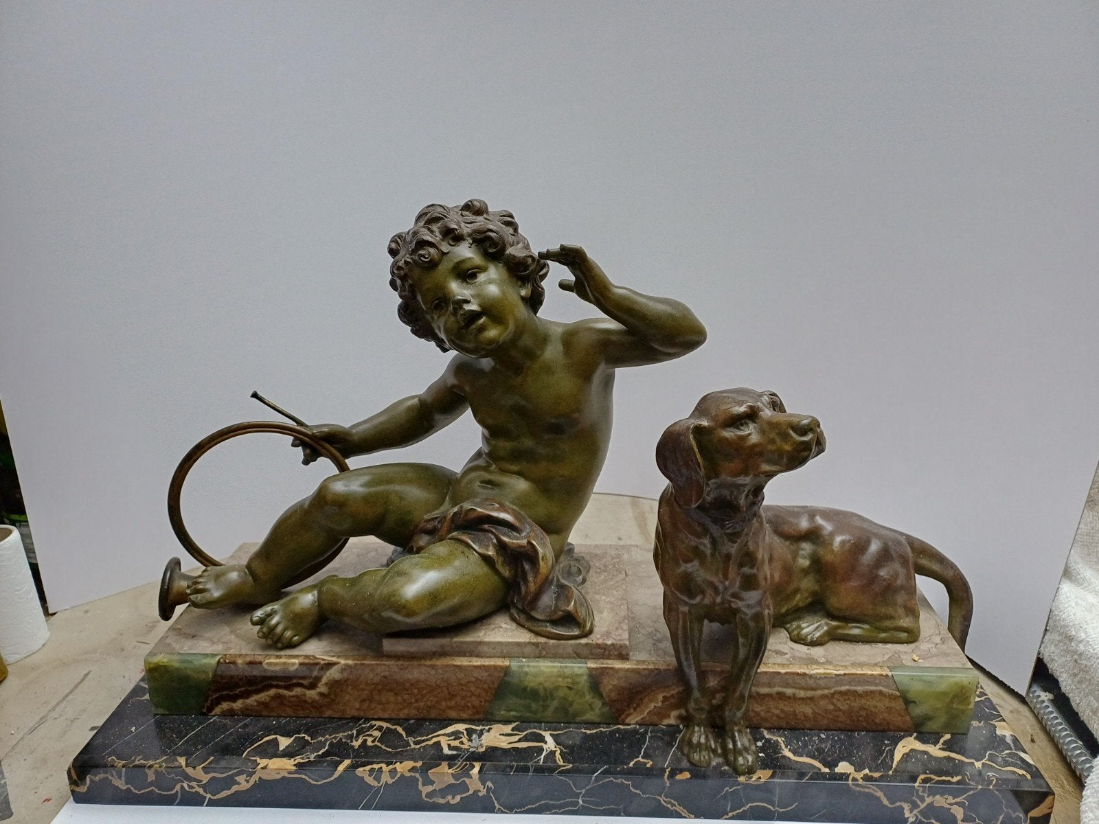 Prachtig mooi beeld met Cupido en een hond, Ophalen