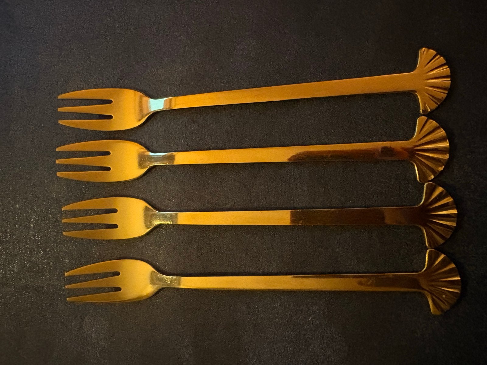 Set van 4 gouden gebaksvorkjes met schelpdesign, Huis en Inrichting, Dessertvork, Los bestek, Nieuw, Ophalen of Verzenden