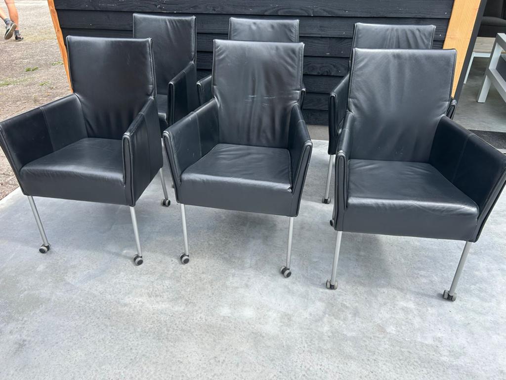 6 Zwarte leren eetkamerstoelen op wieltjes - Gratis af te ha, Ophalen, Gebruikt, Zwart, Leer