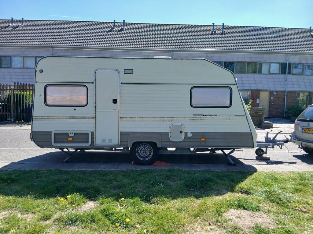 Compacte caravan met rondzit en vast bed, Caravans en Kamperen, Caravans, Avento, 750 - 1000 kg, Particulier, 4 tot 5 meter