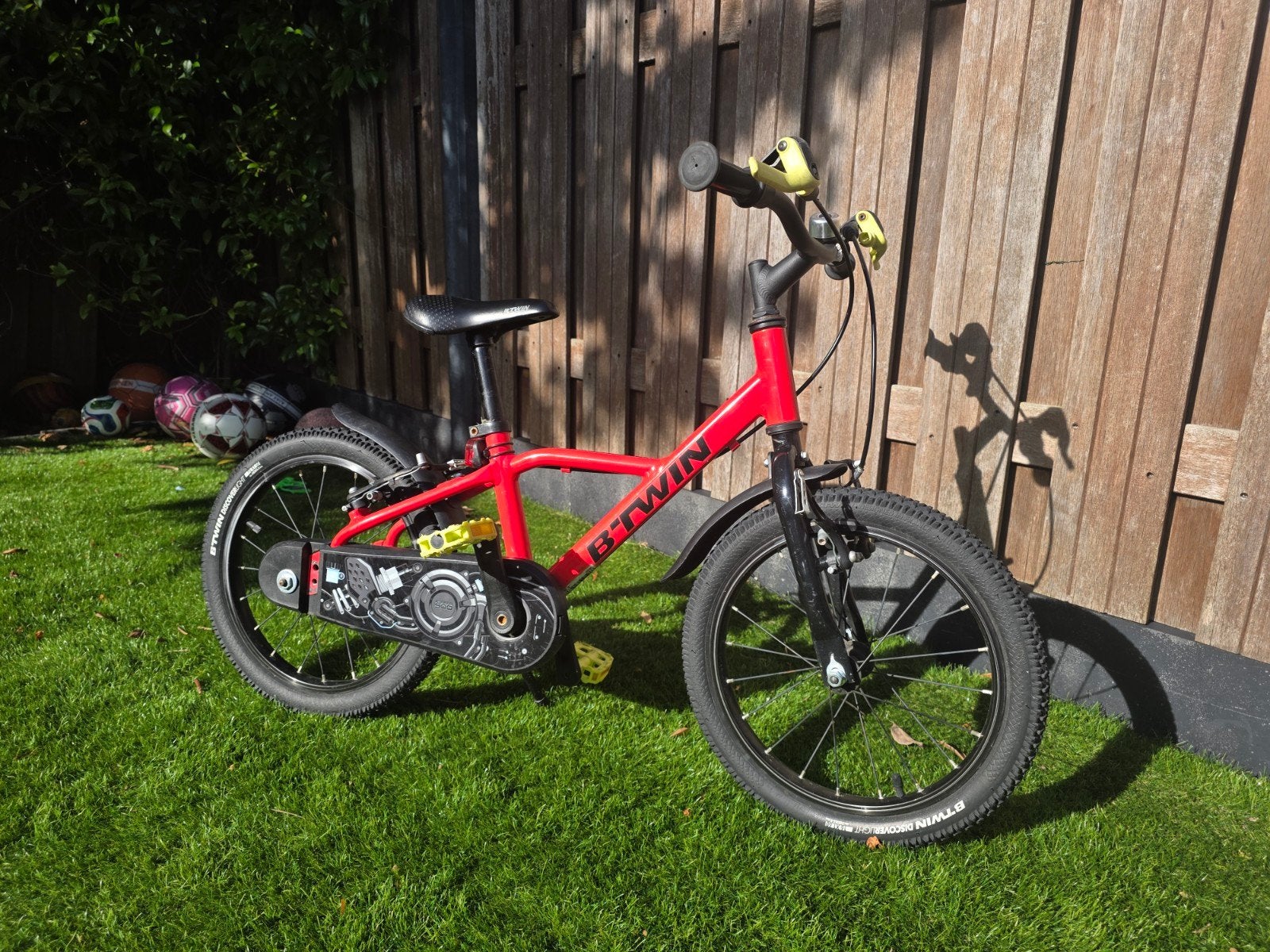 B'Twin Kinderfiets 16 inch Rood, Ophalen, Zijwieltjes, 16 tot 20 inch, Zo goed als nieuw