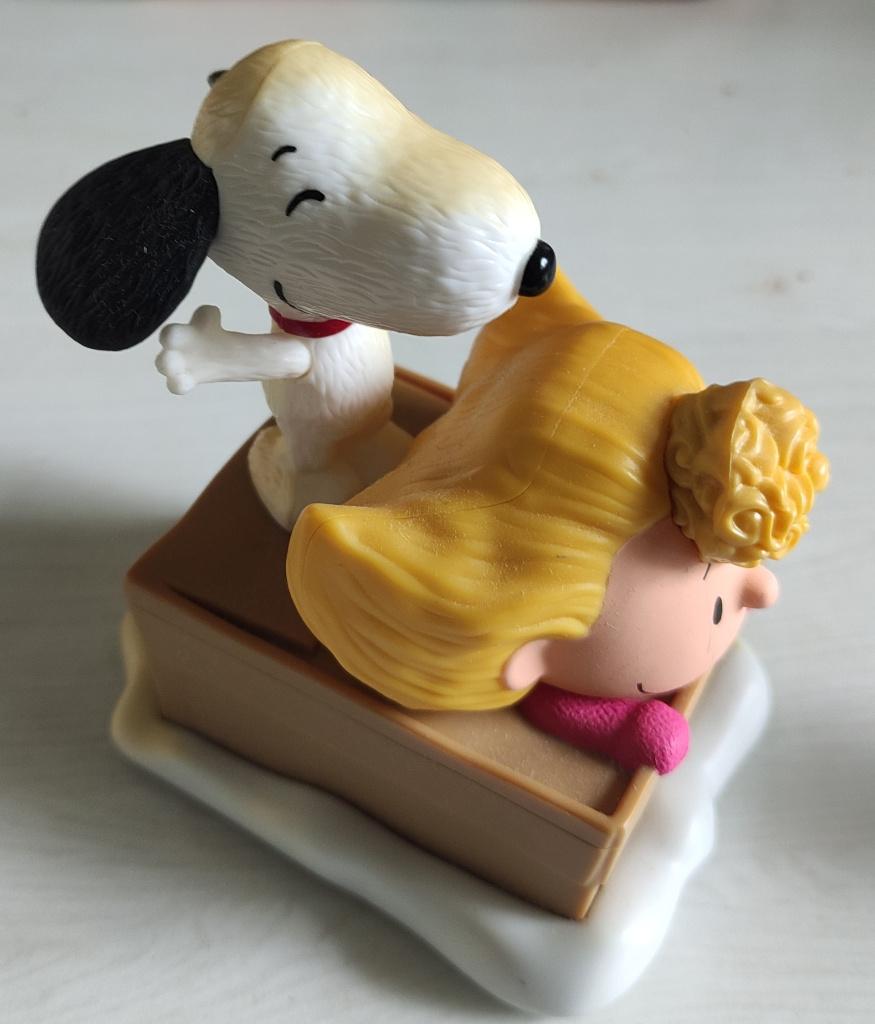 Peanuts Sally en Snoopy op slee Mc Donalds 2015, Ophalen of Verzenden, Snoopy, Gebruikt, Beeldje of Figuurtje