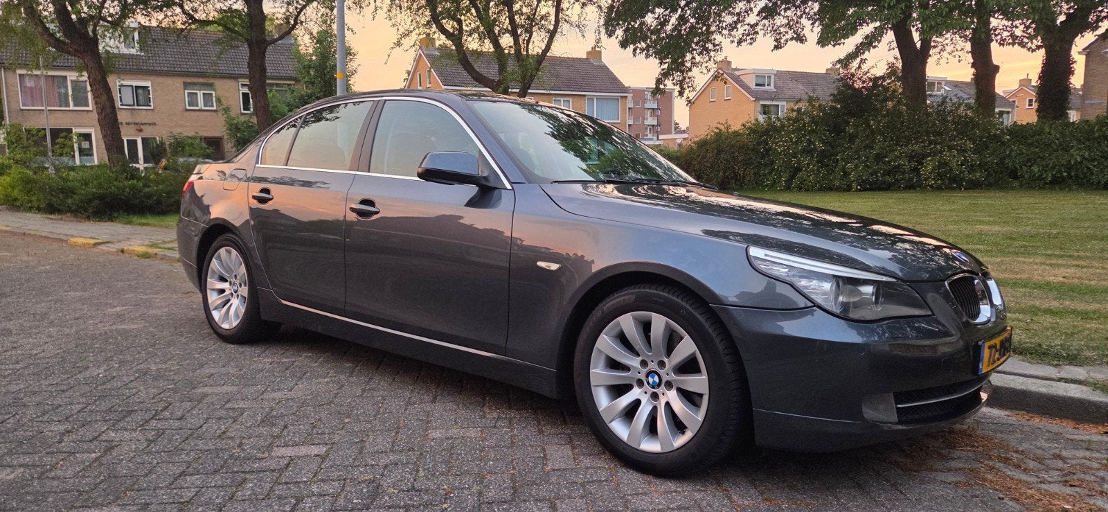 BMW 5-Serie 3.0 I 525 AUT 2009 Grijs, Auto's, BMW, Achterwielaandrijving, Zwart, 2000 kg, 1505 kg