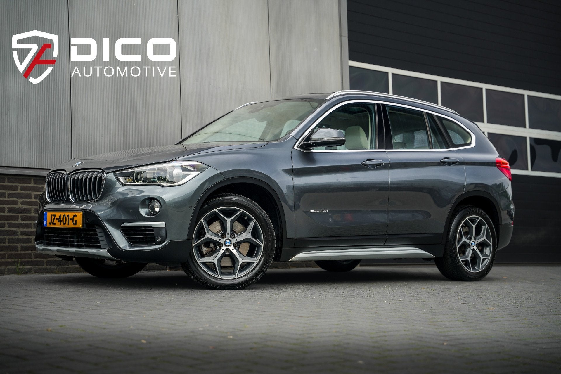 BMW X1 sDrive20i 192 pk Centennial High Executive / NL-Auto/, Bedrijf, Parkeerassistent, SUV of Terreinwagen, 84 €/maand