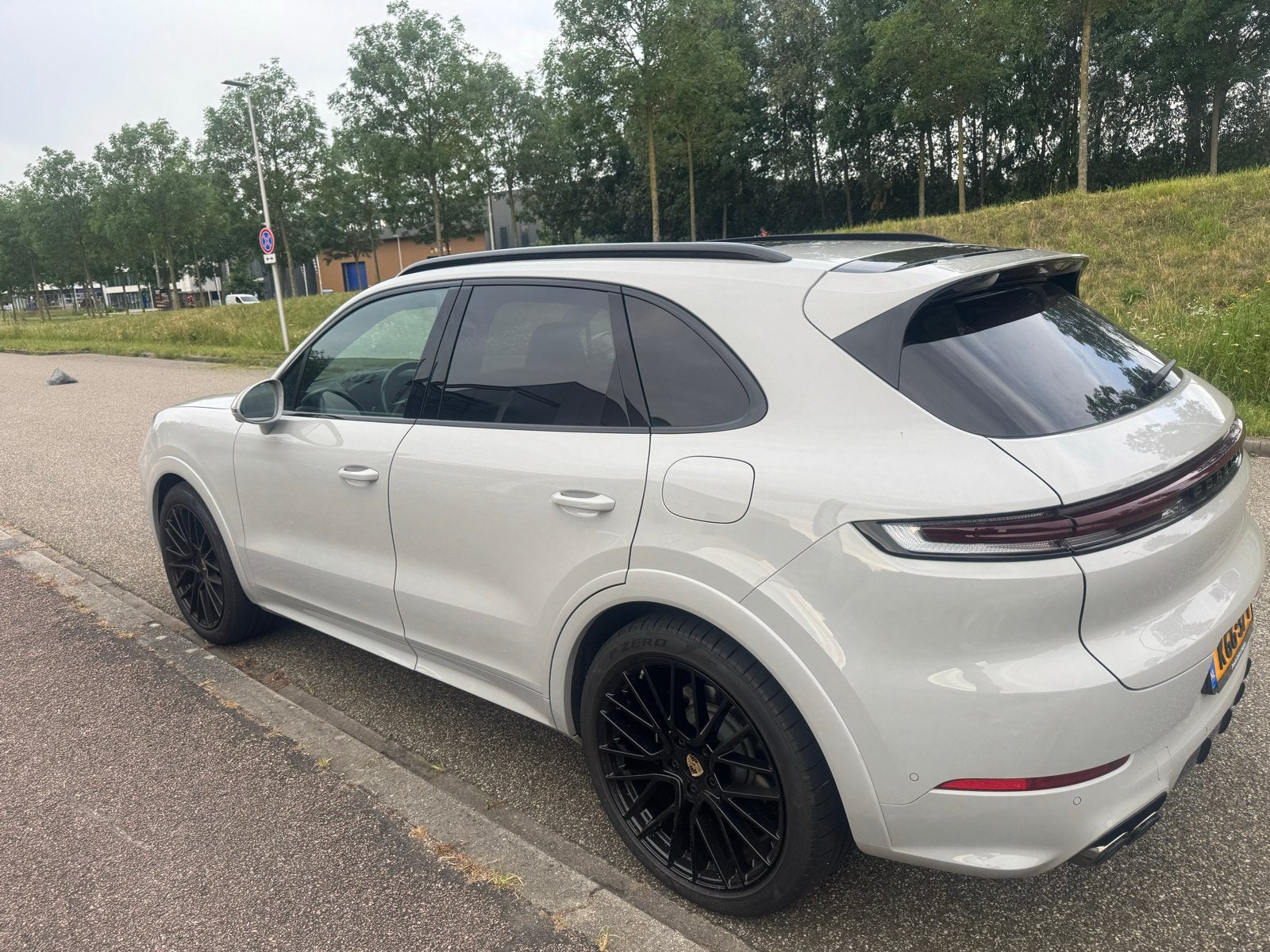 Porsche Cayenne 3.0 V6 470pk E-hybrid 2024  Grijs, Auto's, Automaat, Cayenne, 2995 cc, Vierwielaandrijving
