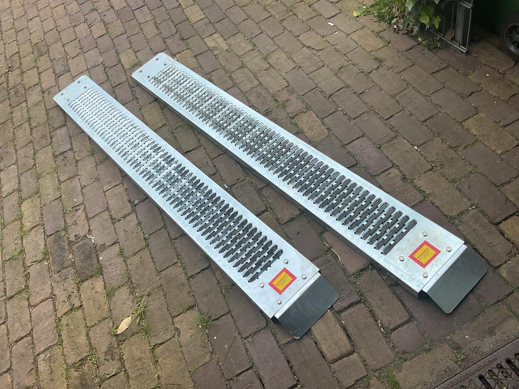 Oprijplaten 200 cm, set van 2, capaciteit 200 kilo per stuk, Ophalen, Zo goed als nieuw