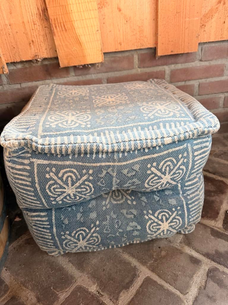 Blauwe poef met patroon, Ophalen, Minder dan 50 cm, Vierkant, Zo goed als nieuw