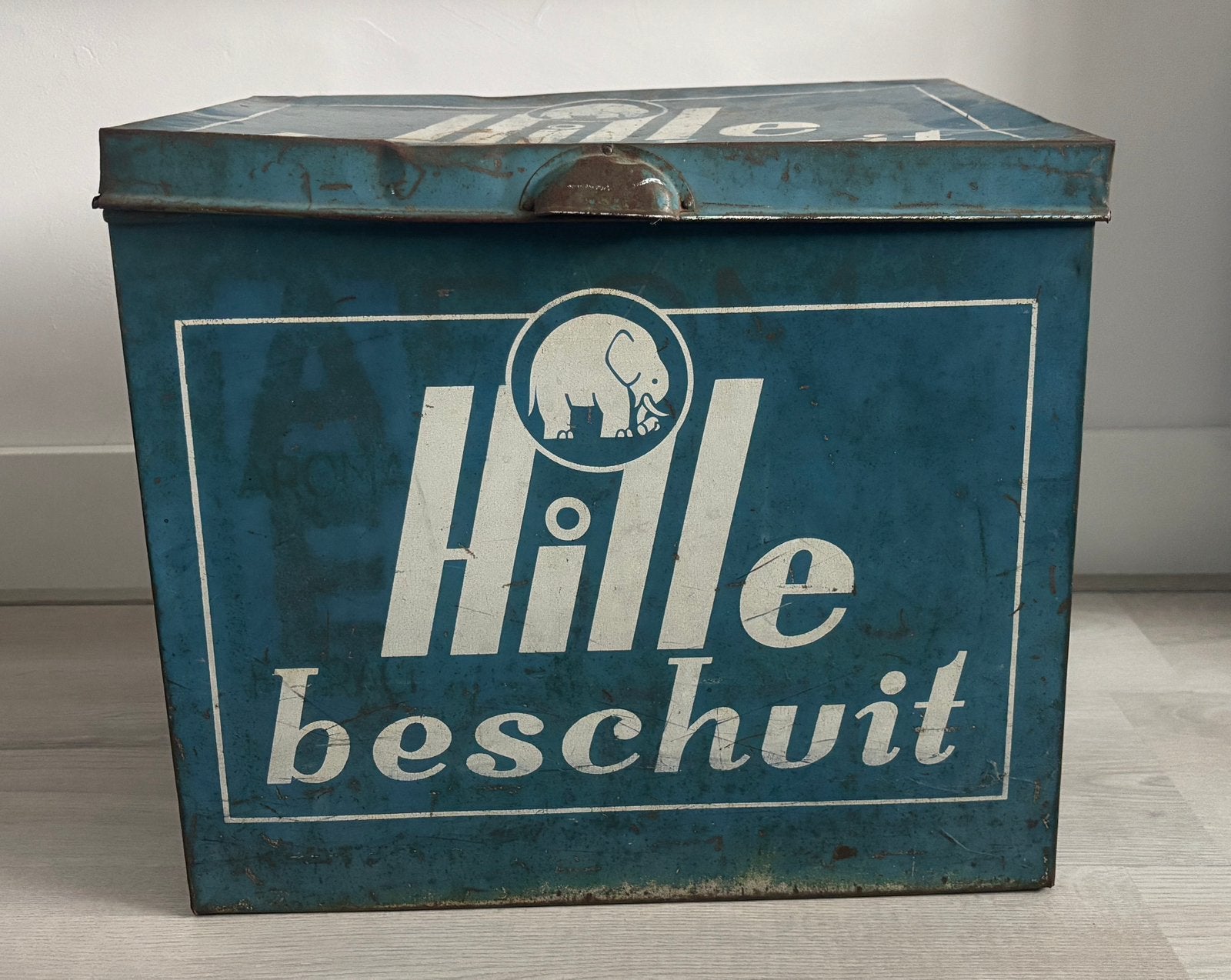 Authentiek groot vintage winkelblik van Hille Beschuit, Huis en Inrichting, Ophalen, Gebruikt, Metaal