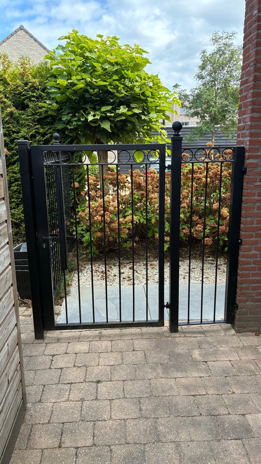 Zwart sierhekwerk met poort - staal Gebruikt, Tuin en Terras, Ophalen, Met poort, Gebruikt, Sierhekwerk