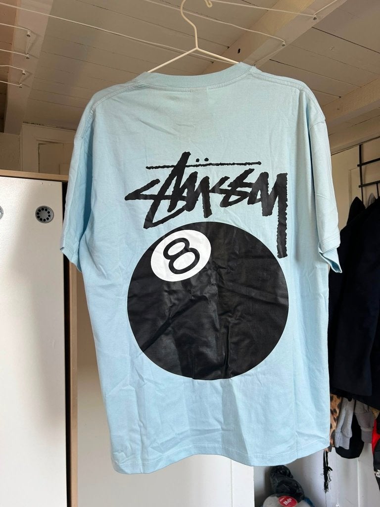 Stüssy 8 Ball Tee – Light Blue, Maat 52/54 (L), Stussy, Nieuw, Verzenden