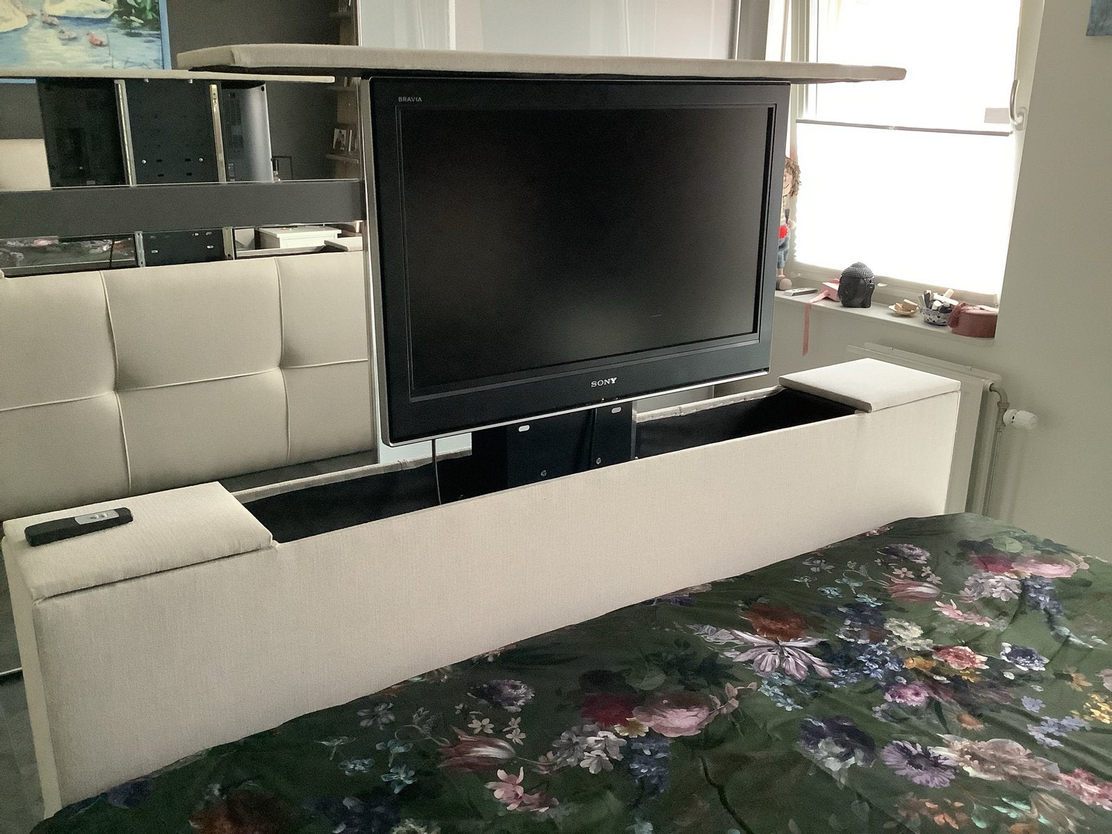 Voetbord met geïntegreerde TV-lift, Huis en Inrichting, Slaapkamer | Bedden, Ophalen, Verstelbaar, Beige, Zo goed als nieuw