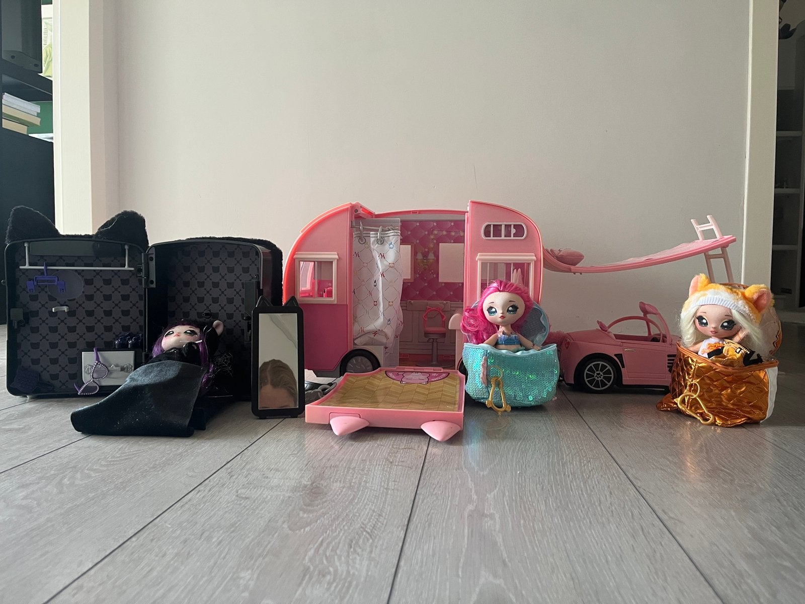 Na! Na! Na! Surprise camper met auto en poppen + extra, Ophalen of Verzenden, Gebruikt, Overige typen