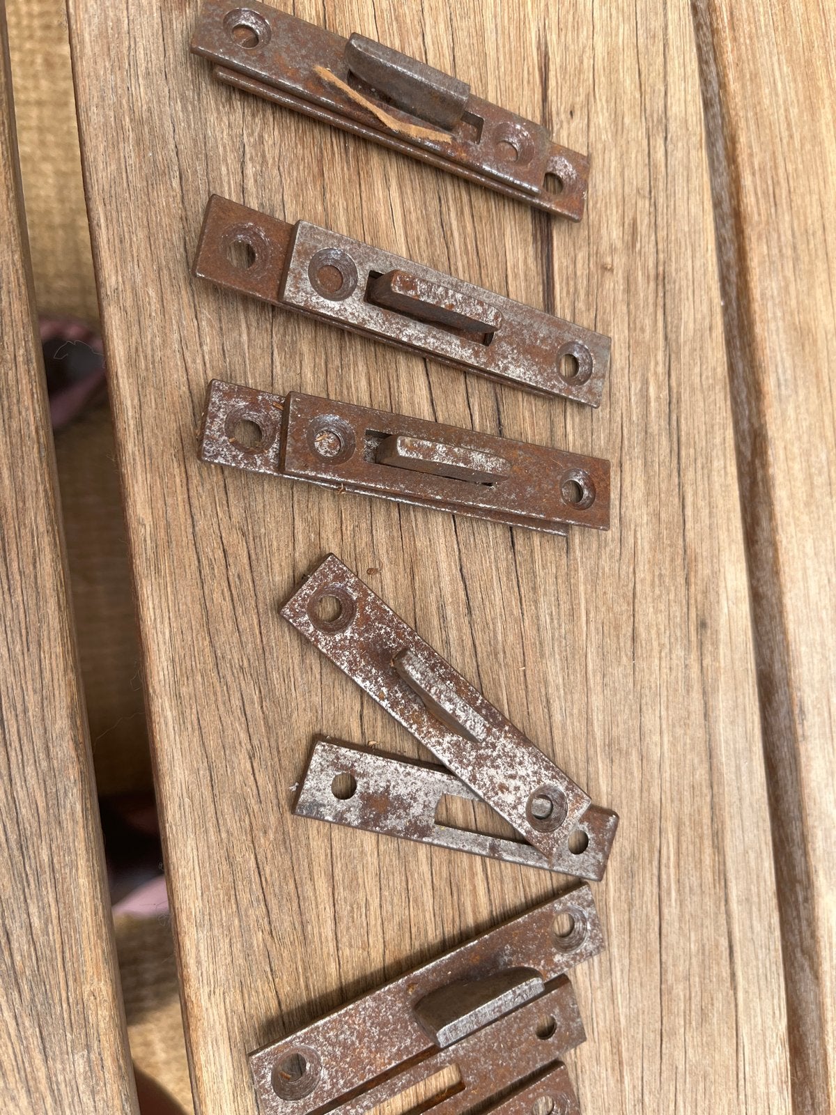 Oude verroeste meubelschuifjes / kastgrendels, Antiek en Kunst, Ophalen of Verzenden